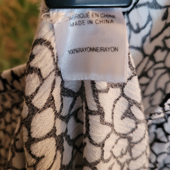 Women's Black and White Patterned Top - Picture 5 of 6